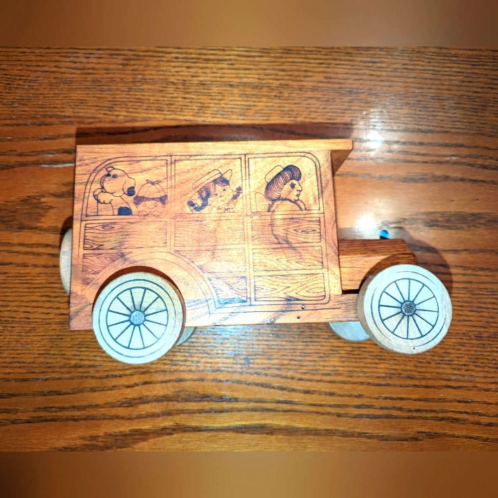 Toystalgia 1976 Wooden Coin Bank Family Old Time Car Wheels USA Vintage
